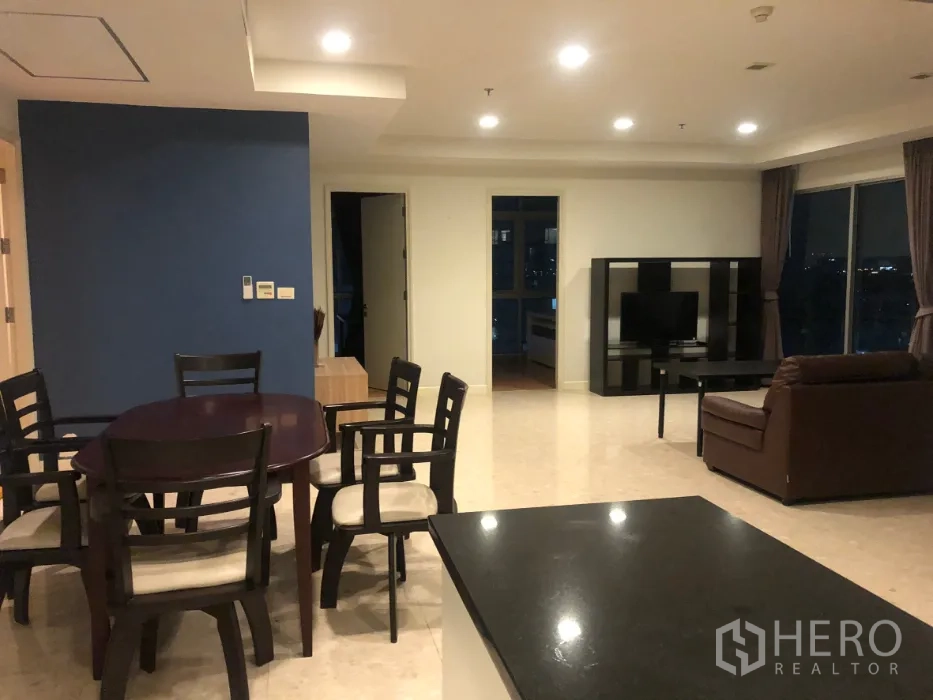 公寓 出售在Khlong Toei, Bangkok - 开放式客餐厅，大理石地面、沙发、电视与餐桌