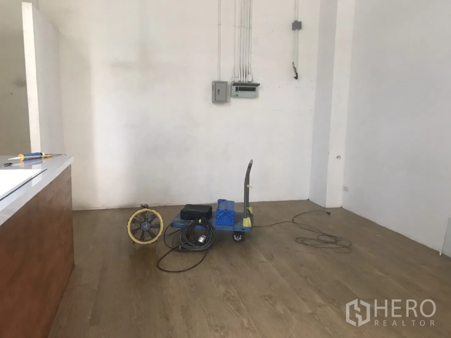 零售空间 出租在Khlong Toei, Bangkok - 30平米开放式店铺，木地板、挑高天花与外露电管，墙面洁白。