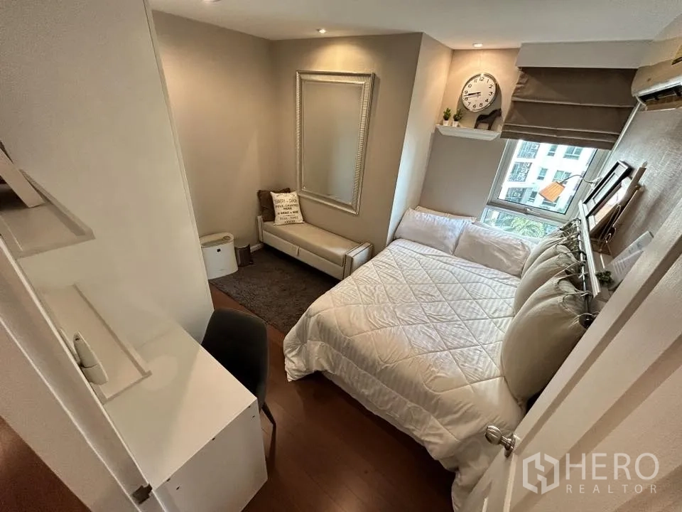 คอนโด for rent in Huai Khwang, Bangkok - ห้องพักแขกพร้อมเตียง โซฟาเล็ก และหน้าต่าง