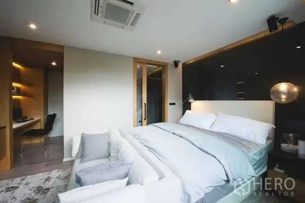 Townhouse for sale in Lak Si, Bangkok - Cozy master bedroom with king bed, soft lighting, and adjacent study nook.