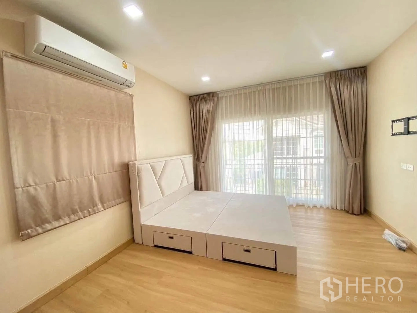 Detached House for rent in Mueang Samut Prakan, Samut Prakan - Bright master bedroom with platform bed and balcony window.