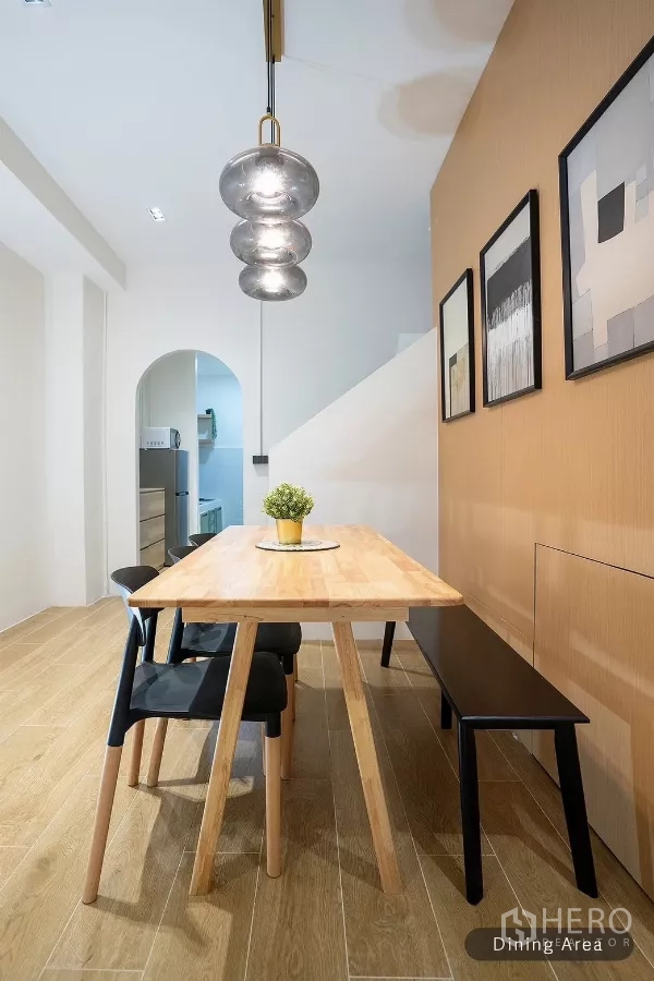 ทาวน์เฮาส์ ให้เช่าในHuai Khwang, Bangkok - มุมรับประทานอาหาร โต๊ะไม้ ม้านั่ง และโคมแขวน 3 ดวง