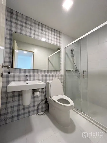 ทาวน์เฮาส์ ให้เช่า - ห้องน้ำที่สอง ผนังลายตาราง พร้อมอ่างล้างหน้าและตู้ shower กระจกใส.