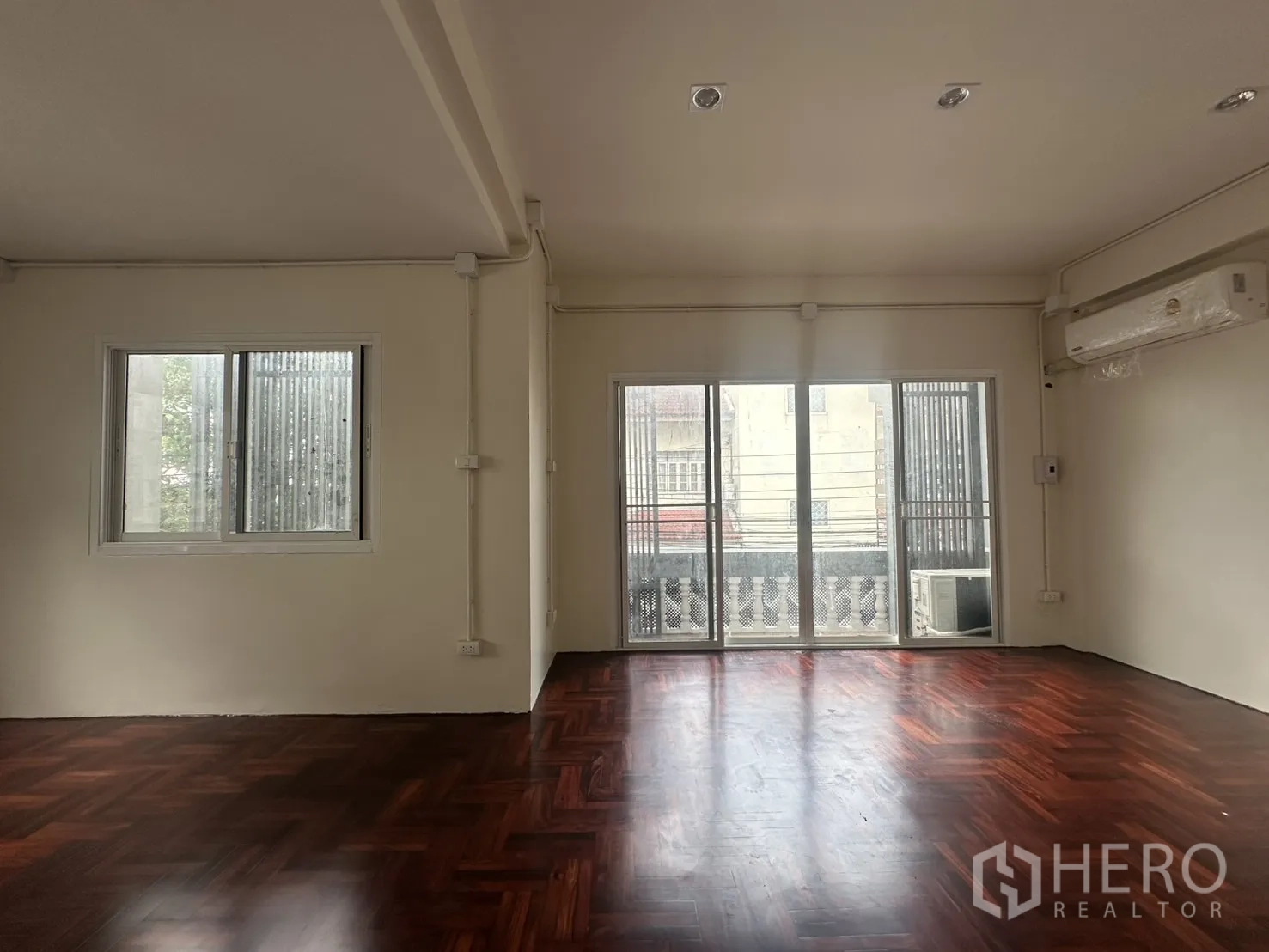 สำนักงานที่บ้าน ให้เช่าในKhlong Toei, Bangkok - ห้องอเนกประสงค์ขนาดใหญ่ พื้นปาร์เกต์และเครื่องปรับอากาศ