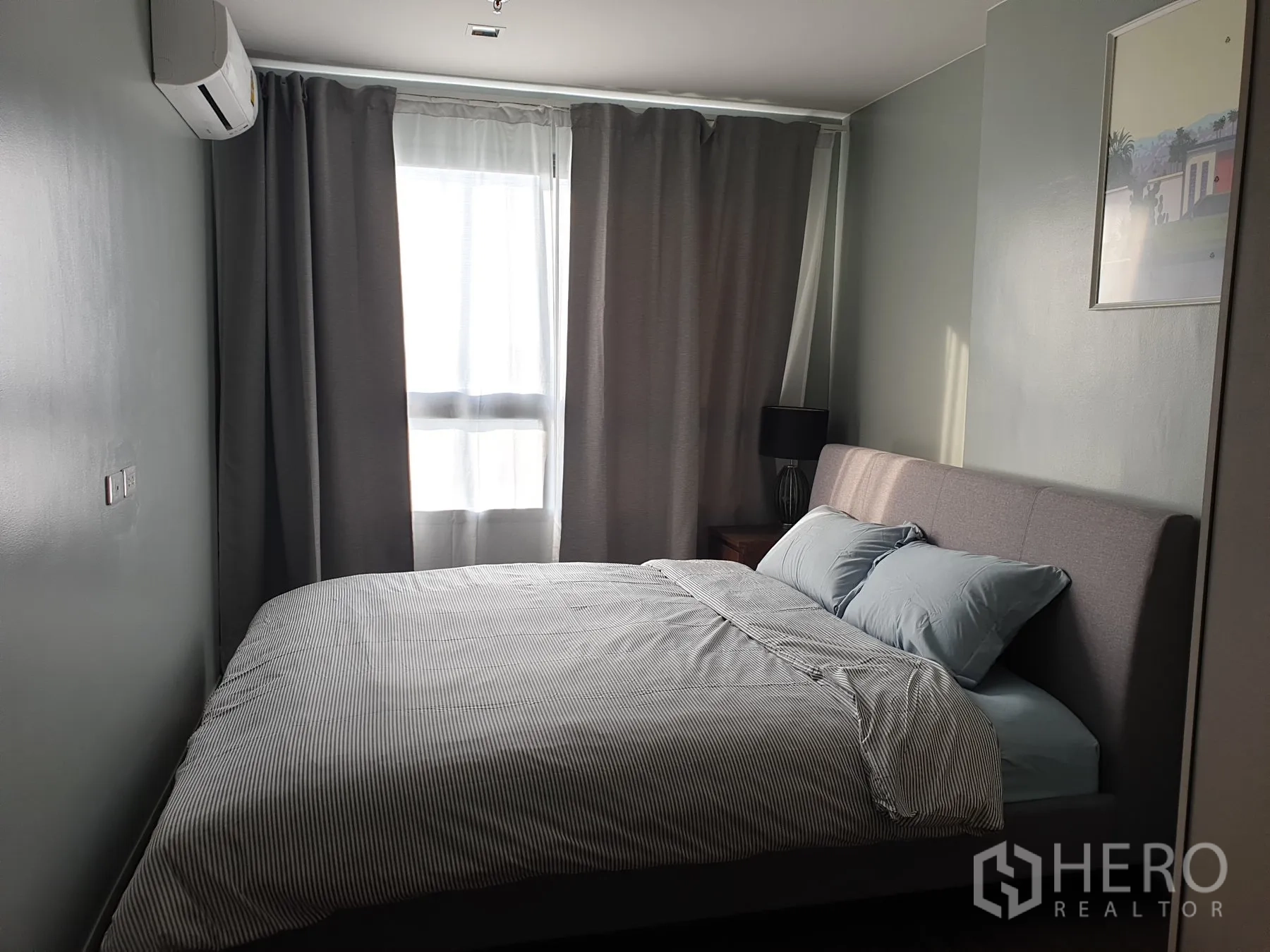 คอนโด for rent in Phra Khanong, Bangkok - ห้องนอนอบอุ่นเตียงคู่ ผ้าม่านทึบแสง และหน้าต่างรับแสง