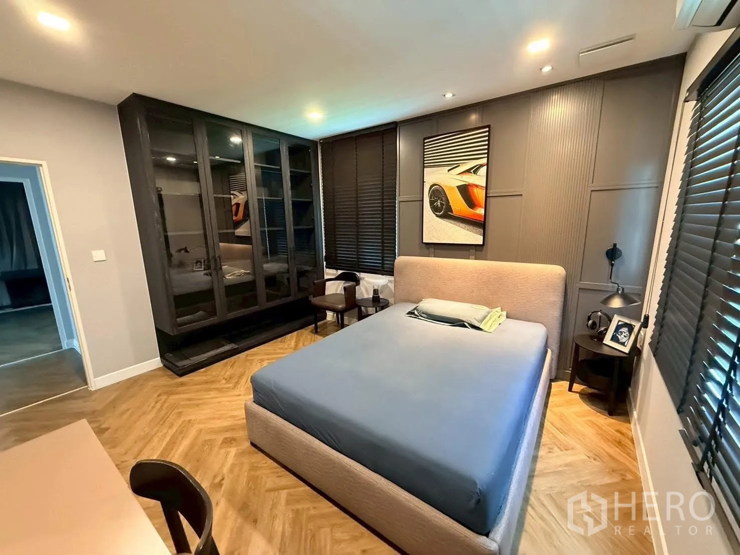 Detached House for rent in Bang Phli, Samut Prakan - Bedroom with upholstered bed and large glass-door wardrobe.
