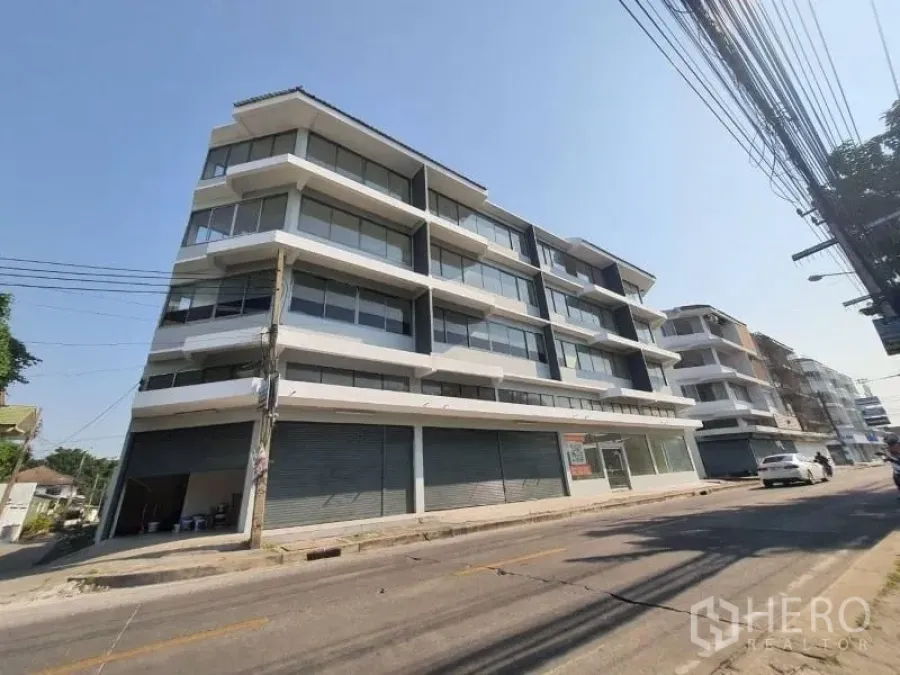 店屋 出售在Wang Thonglang, Bangkok - 曼谷旺通朗街道上的多层店屋外观，玻璃阳台与底层卷闸门临街。