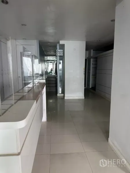 อาคารพาณิชย์ ขายในWatthana, Bangkok - โถงยาวชั้นหนึ่งพร้อมเคาน์เตอร์บิวท์อินและไฟฝังฝ้า.