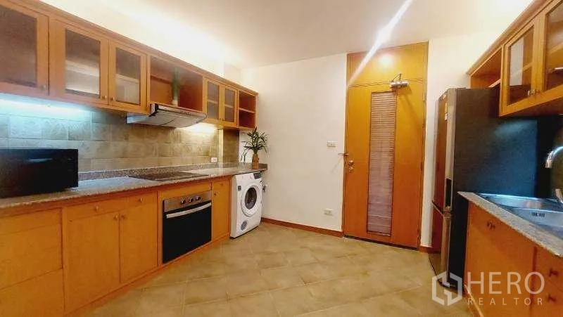 房间 出租 - 独立厨房配备烤箱、灶台、抽油烟机及洗衣机。