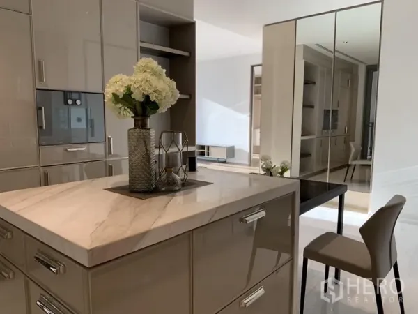 คอนโด ให้เช่าหรือขายในKhlong Toei, Bangkok - ไอส์แลนด์ท็อปหินอ่อน ตู้ลิ้นชักเงางาม และมุมรับประทานอาหารถัดกัน