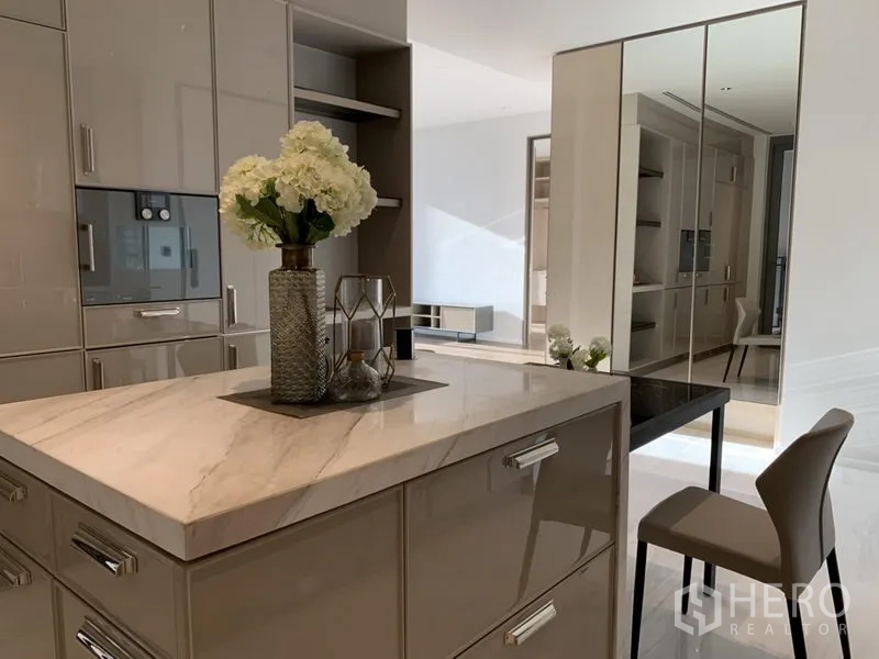 คอนโด ให้เช่าหรือขายในKhlong Toei, Bangkok - ไอส์แลนด์ท็อปหินอ่อน ตู้ลิ้นชักเงางาม และมุมรับประทานอาหารถัดกัน