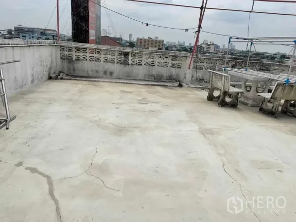 อาคารพาณิชย์ ให้เช่าในKhlong Toei, Bangkok - ดาดฟ้าคอนกรีตโล่ง พร้อมกำแพงเตี้ยและวิวสกายไลน์กว้าง