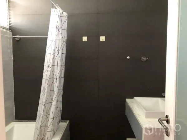 คอนโด ให้เช่าในWatthana, Bangkok - ห้องน้ำโทนเข้ม มีอ่างอาบน้ำพร้อมม่าน และอ่างล้างหน้าแบบสี่เหลี่ยม