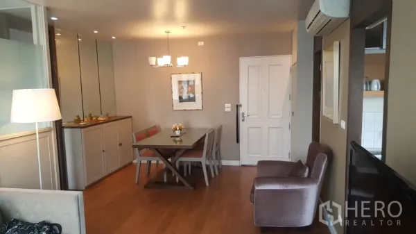 คอนโด ให้เช่าในKhlong Toei, Bangkok - พื้นที่รับประทานอาหาร โต๊ะนั่งสี่ที่นั่ง โคมไฟแขวน ตู้บิลท์อิน และประตูทางเข้า