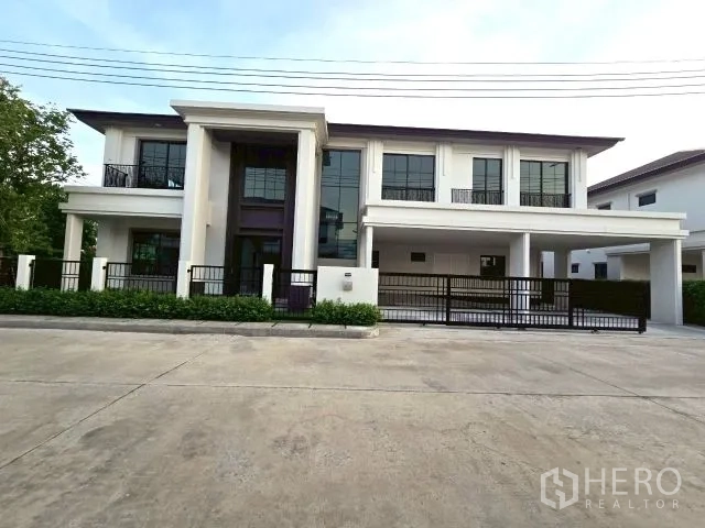 Detached House for rent in Bang Phli, Samut Prakan - Modern two-storey detached house facade with gated driveway and carport in Bang Phli estate.