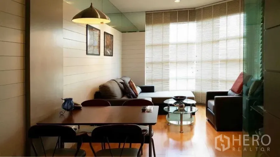 คอนโด ให้เช่าในKhlong Toei, Bangkok - พื้นที่ทานข้าวและนั่งเล่นใกล้หน้าต่างทรงเบย์ พร้อมโต๊ะกระจกกลมและโซฟา