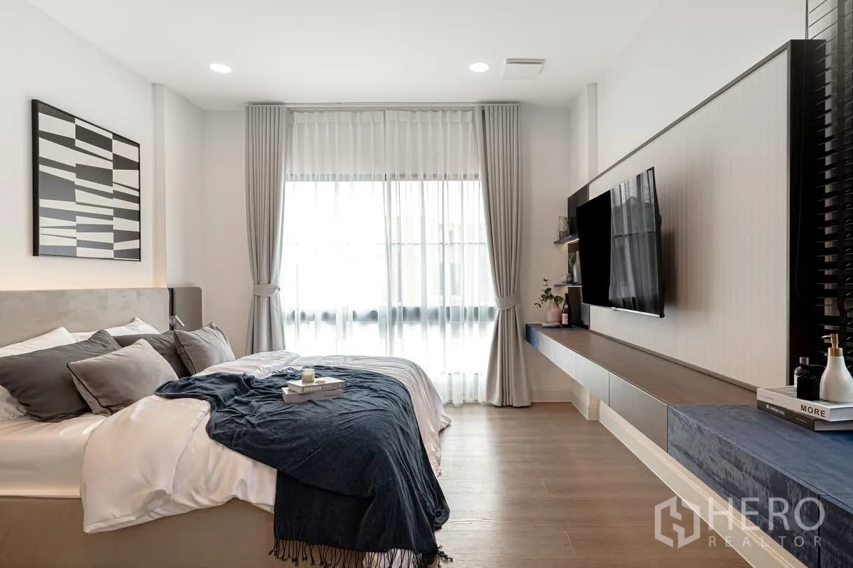บ้านเดี่ยว for rent in Saphan Sung, Bangkok - ห้องนอนสว่าง เตียงคิง ผ้าม่านโปร่ง และทีวีติดผนังพร้อมชั้นลอย