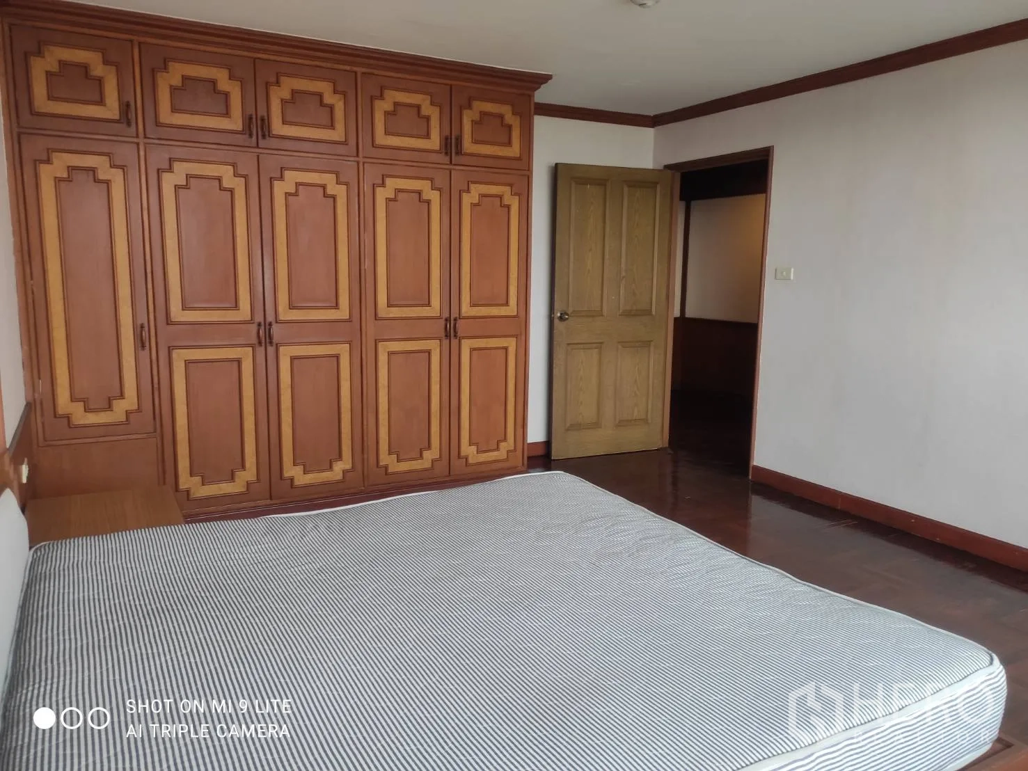 อพาร์ทเมนท์ ให้เช่าในWatthana, Bangkok - ห้องนอนพร้อมตู้เสื้อผ้าบานใหญ่เต็มผนังและเตียงคู่