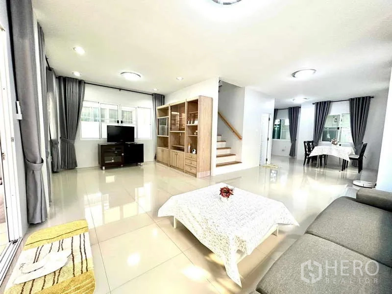 บ้าน ให้เช่าในLat Krabang, Bangkok - ชั้นล่างโอเพนแพลนรวมมุมนั่งเล่น รับประทานอาหาร และบันได