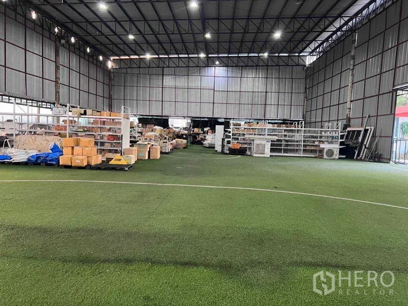 คลังสินค้า ให้เช่าในLat Phrao, Bangkok - พื้นที่โกดังโล่งกว้าง พื้นหญ้าเทียม หลังคาเมทัลชีท พร้อมชั้นวางและสินค้า