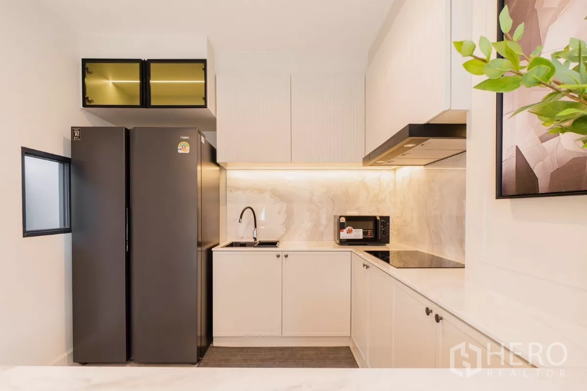 บ้าน ให้เช่าหรือขายในPrawet, Bangkok - มุมครัวสว่าง มีเตา อินดักชัน อ่างล้างจาน และไฟใต้ตู้