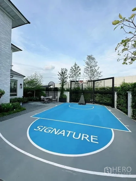 บ้าน ให้เช่าในLat Krabang, Bangkok - คอร์ทบาสเกตบอลส่วนตัวหลังบ้าน พร้อมห่วงและรั้วตาข่าย