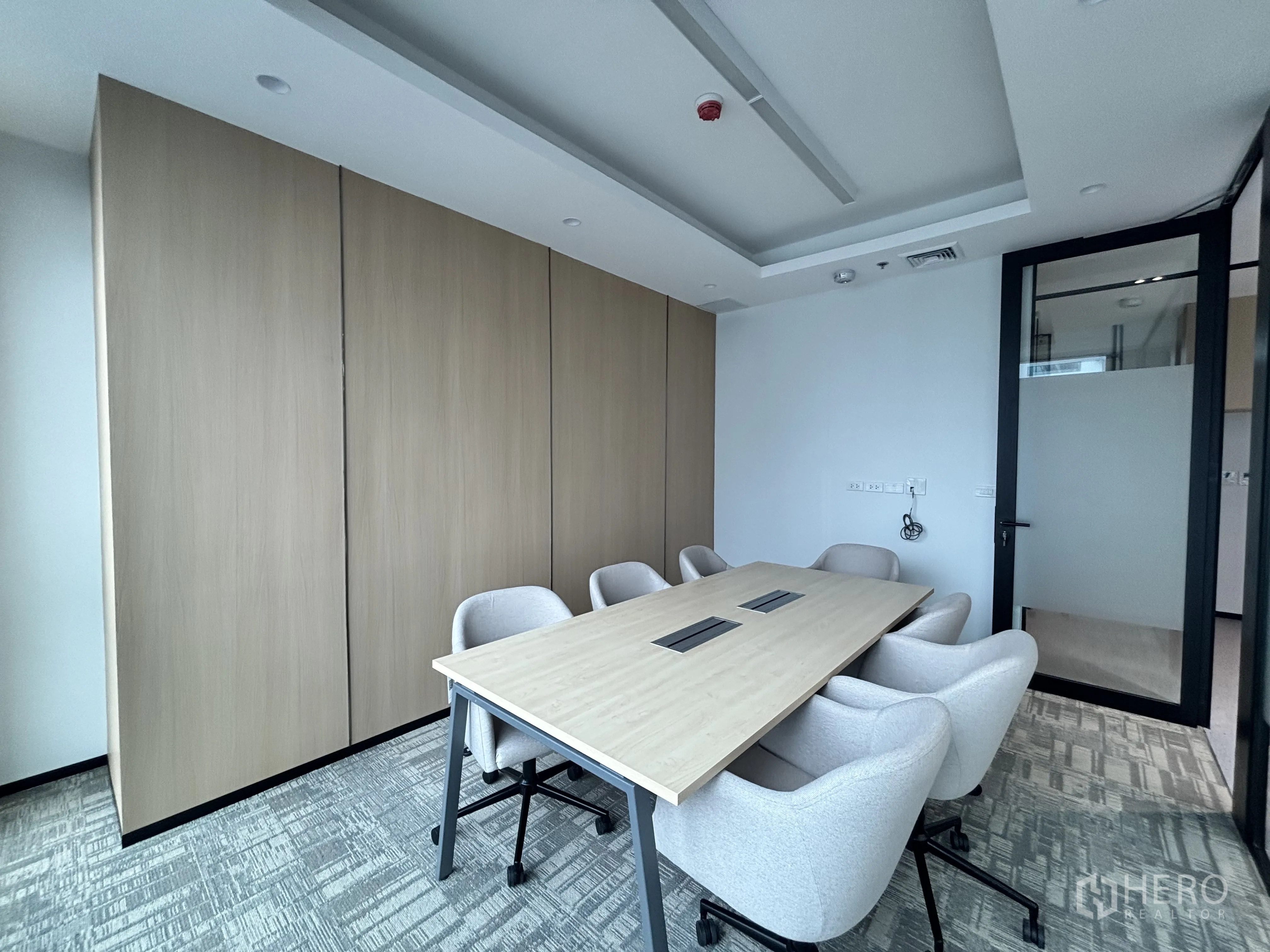สำนักงาน ให้เช่าในHuai Khwang, Bangkok - บอร์ดรูมส่วนตัว ผนังลายไม้ ประตูแก้วฝ้า และไฟฝังเพดาน