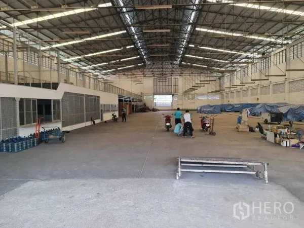 คลังสินค้า ให้เช่าในWatthana, Bangkok - ภายในโกดังโปร่งเพดานสูง หลังคาเหล็กมีช่องแสง พื้นคอนกรีต พร้อมชั้นลอยสำนักงาน