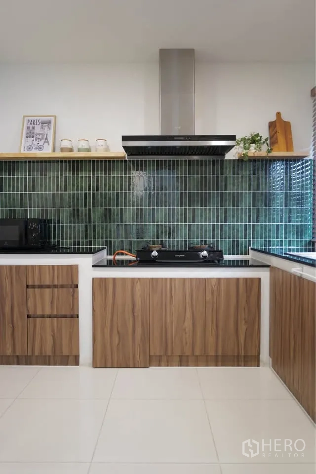 บ้านเดี่ยว for rent or sale in Bang Phli, Samut Prakan - ครัวรูปตัวแอลผนังกระเบื้องสีเขียว เตาแก๊สและเครื่องดูดควัน