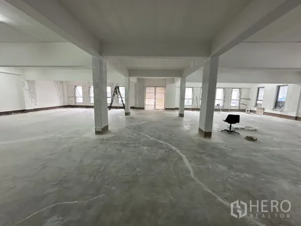 คลังสินค้า ให้เช่าในBang Phli, Samut Prakan - พื้นที่ชั้นโล่ง เสากลาง พื้นคอนกรีต กำลังปรับปรุง