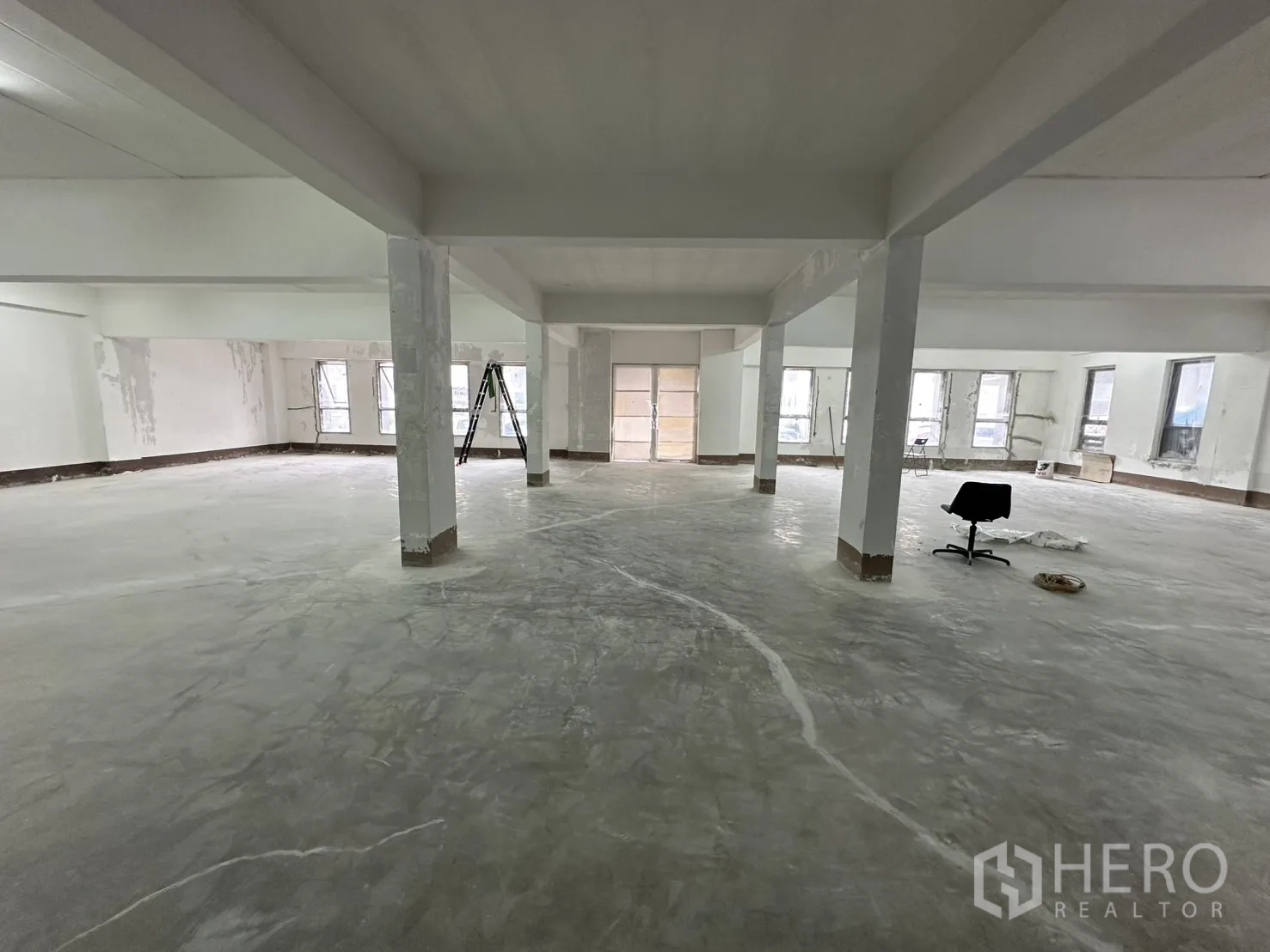 คลังสินค้า ให้เช่าในBang Phli, Samut Prakan - พื้นที่ชั้นโล่ง เสากลาง พื้นคอนกรีต กำลังปรับปรุง