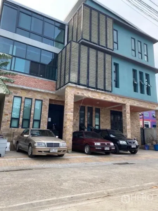 办公空间 出售在Lat Phrao, Bangkok - 现代多层办公楼，石材立面与大面积玻璃，前方设有遮蔽停车位