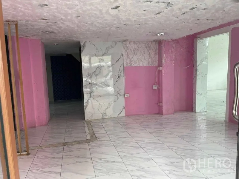 อาคารพาณิชย์ ให้เช่าในKhlong Toei, Bangkok - ห้องปรับปรุงแล้ว ผนังสีชมพู แผ่นหินอ่อน และพื้นกระเบื้อง
