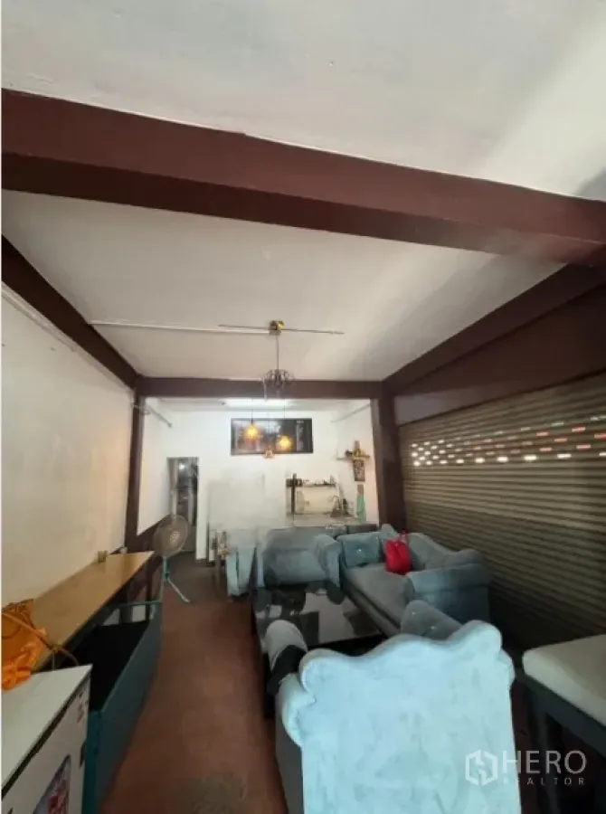 店屋 出租在Khlong Toei, Bangkok - 一层店面内部，设沙发、吧台与金属卷帘门。