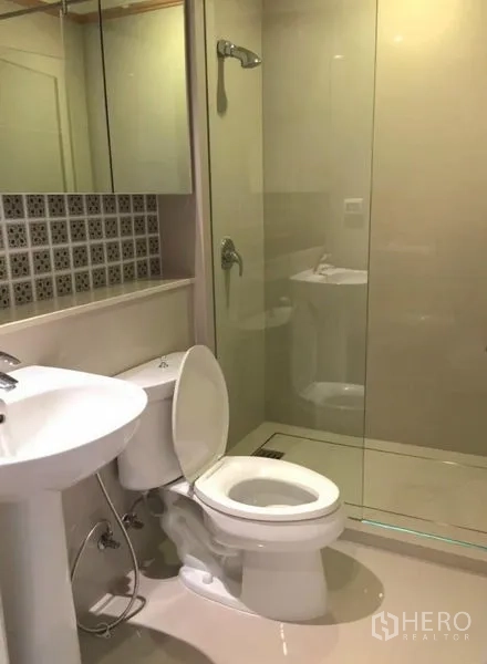 คอนโด ให้เช่าในKhlong Toei, Bangkok - ห้องน้ำกะทัดรัดพร้อมอ่างล้างหน้าแบบขาตั้ง สุขภัณฑ์ และตู้ชาวเวอร์กระจก