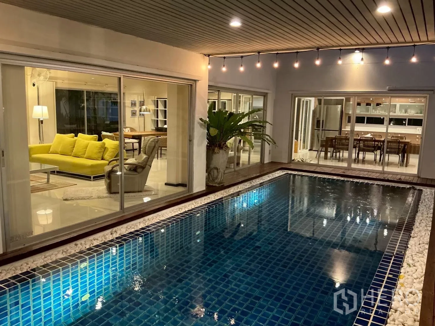 บ้านเดี่ยว for sale in Suan Luang, Bangkok - สระว่ายน้ำส่วนตัวตอนกลางคืน มีไฟประดับและประตูกระจกเชื่อมพื้นที่
