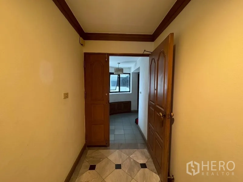 คอนโด ให้เช่าในWatthana, Bangkok - โถงทางเข้า ประตูไม้เปิดสู่พื้นที่โถงปูกระเบื้อง