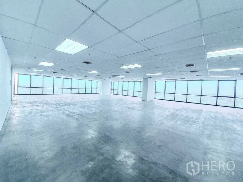 办公空间 出租在Din Daeng, Bangkok - 明亮转角楼层，环景落地窗与结构立柱，视野开阔。