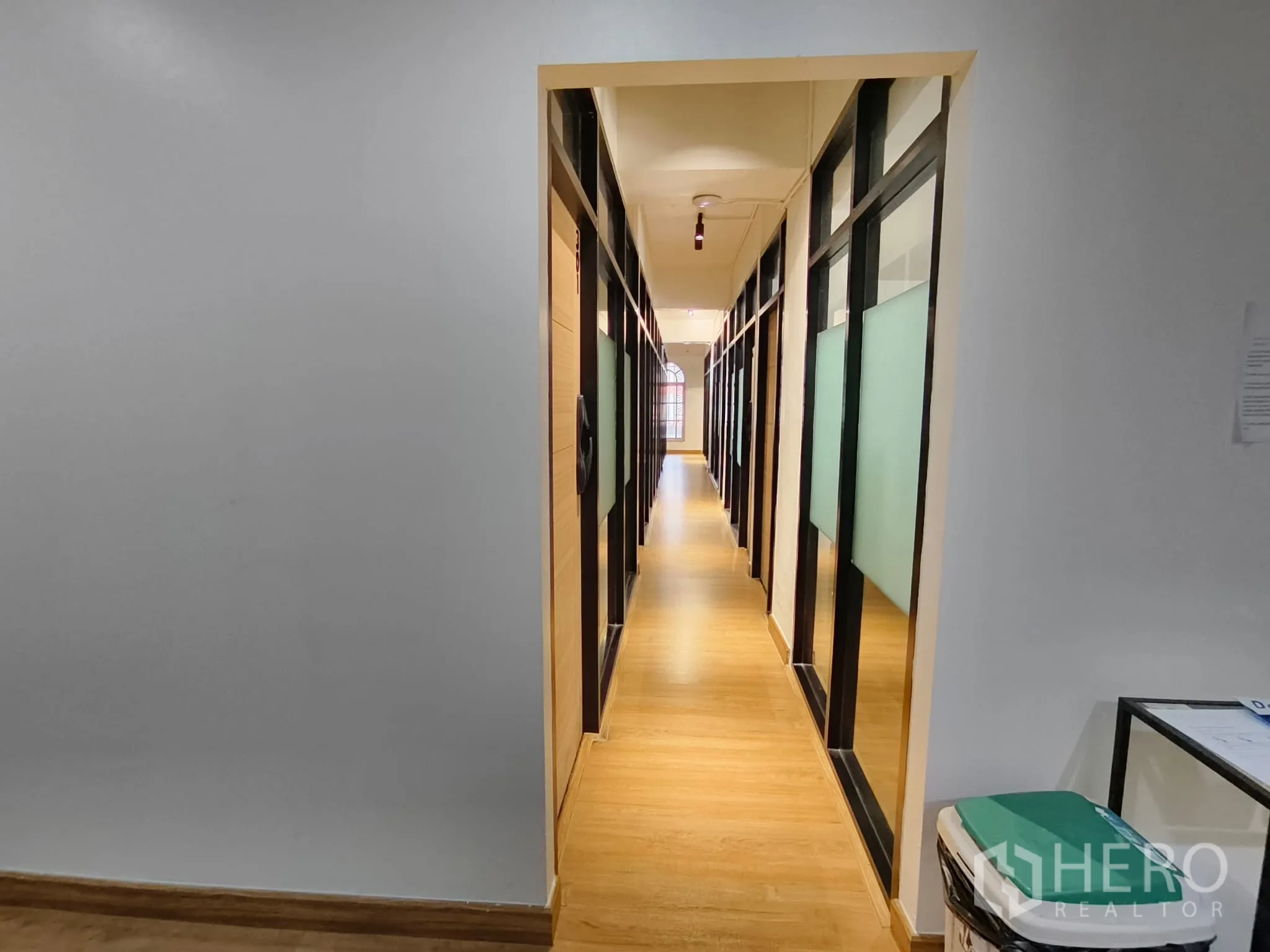 ตึกแถว for rent in Watthana, Bangkok - โถงทางเดินเรียงห้องส่วนตัวกั้นกระจกฟรอสต์และพื้นไม้.