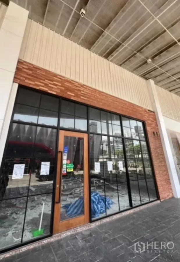 零售空间 出租 - Ekkamai街边零售铺位，整面玻璃门面与砖饰外立面，曼谷