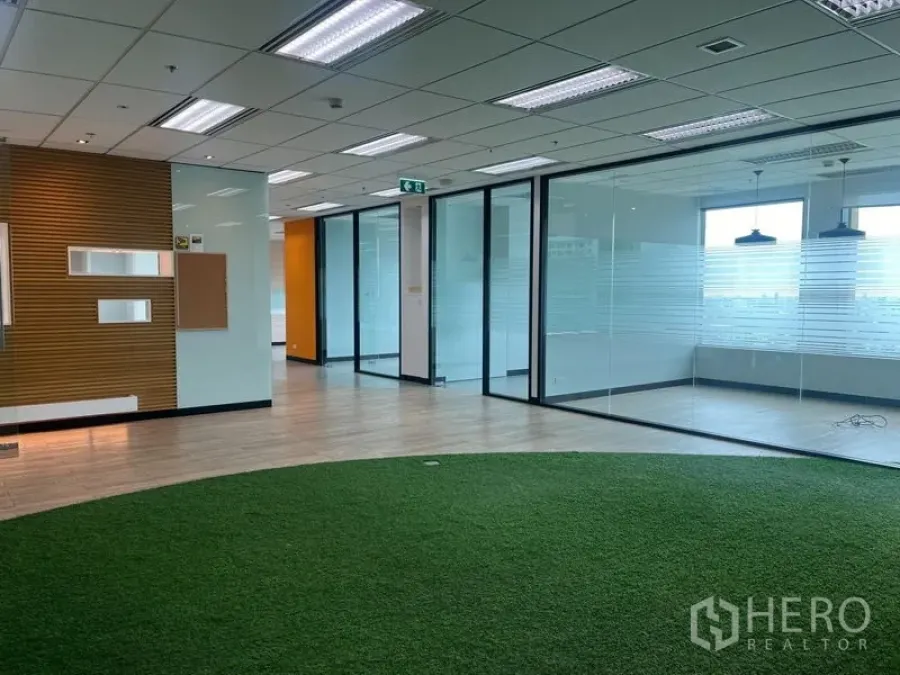 สำนักงาน ให้เช่าในChatuchak, Bangkok - ออฟฟิศสว่างโปร่ง โชว์โซนหญ้าเทียมโค้ง ห้องประชุมกระจก และวิวสกายไลน์ไกล