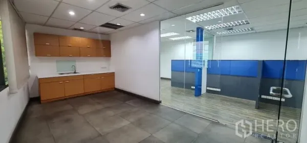 สำนักงาน ให้เช่าในWatthana, Bangkok - แพนทรีติดกับพื้นที่ออฟฟิศ มองผ่านผนังกระจกใส