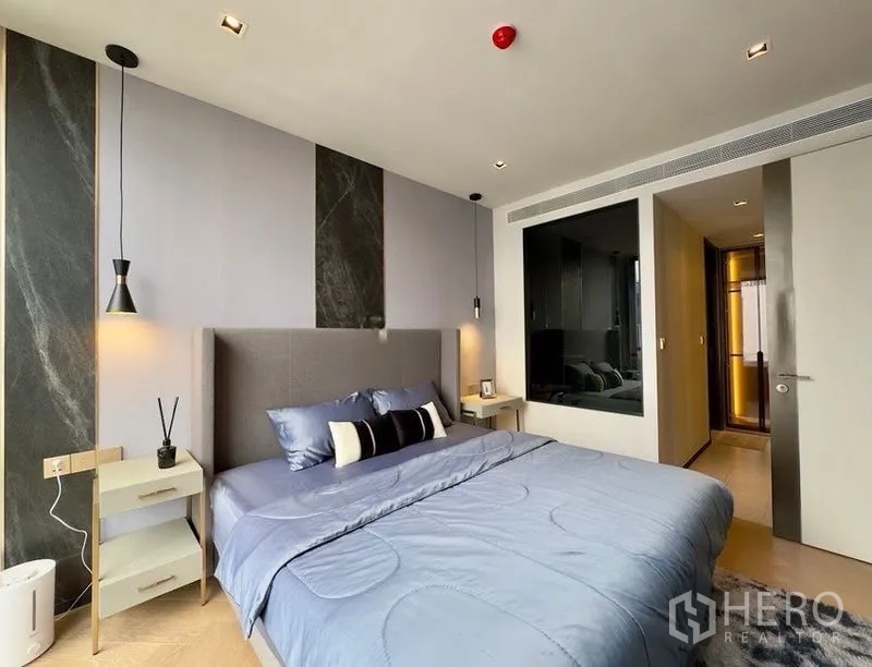公寓 for rent or sale in Watthana, Bangkok - 现代卧室，软包床头，两侧吊灯与床头柜。