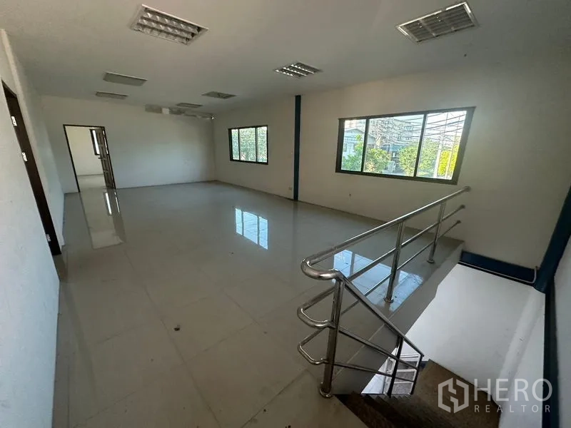 คลังสินค้า ให้เช่าในSaphan Sung, Bangkok - ห้องน้ำแยกสองห้อง มีโถสุขภัณฑ์และอ่างล้างมือ