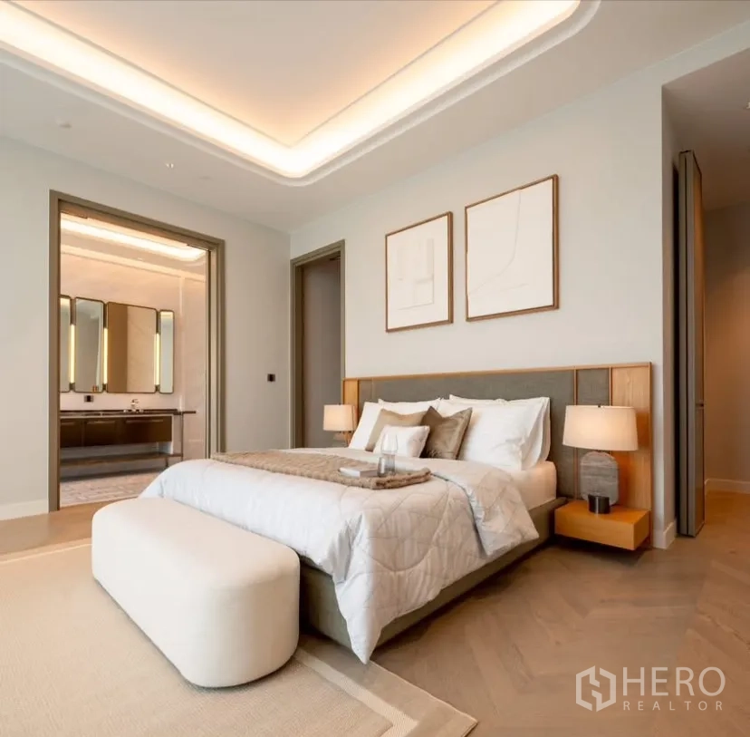 公寓 出租或出售在Pathum Wan, Bangkok - 主卧套房，软包床、床头灯，直通豪华卫浴。