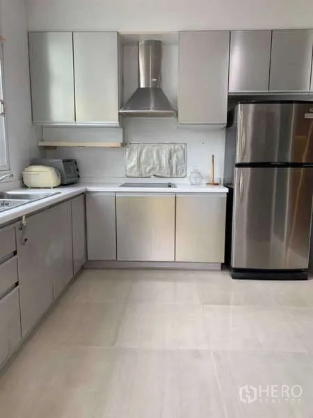 独立式住宅 出租在Lat Krabang, Bangkok - 现代厨房，不锈钢橱柜、抽油烟机及大冰箱。