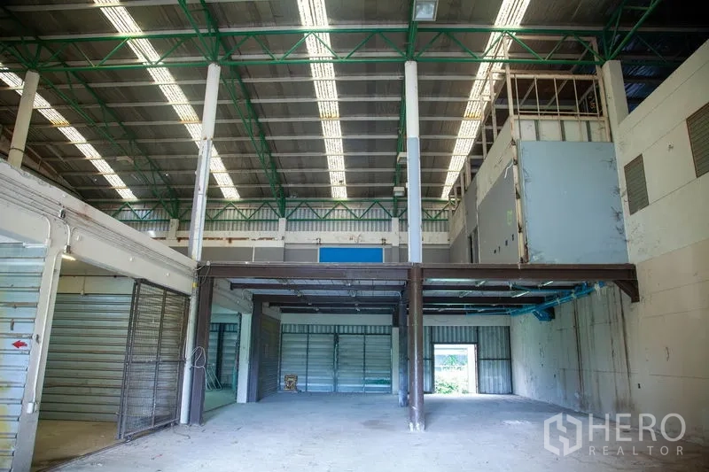 货栈 出租在Prawet, Bangkok - 两层仓储空间，设钢制夹层、卷闸门与开放式地面。