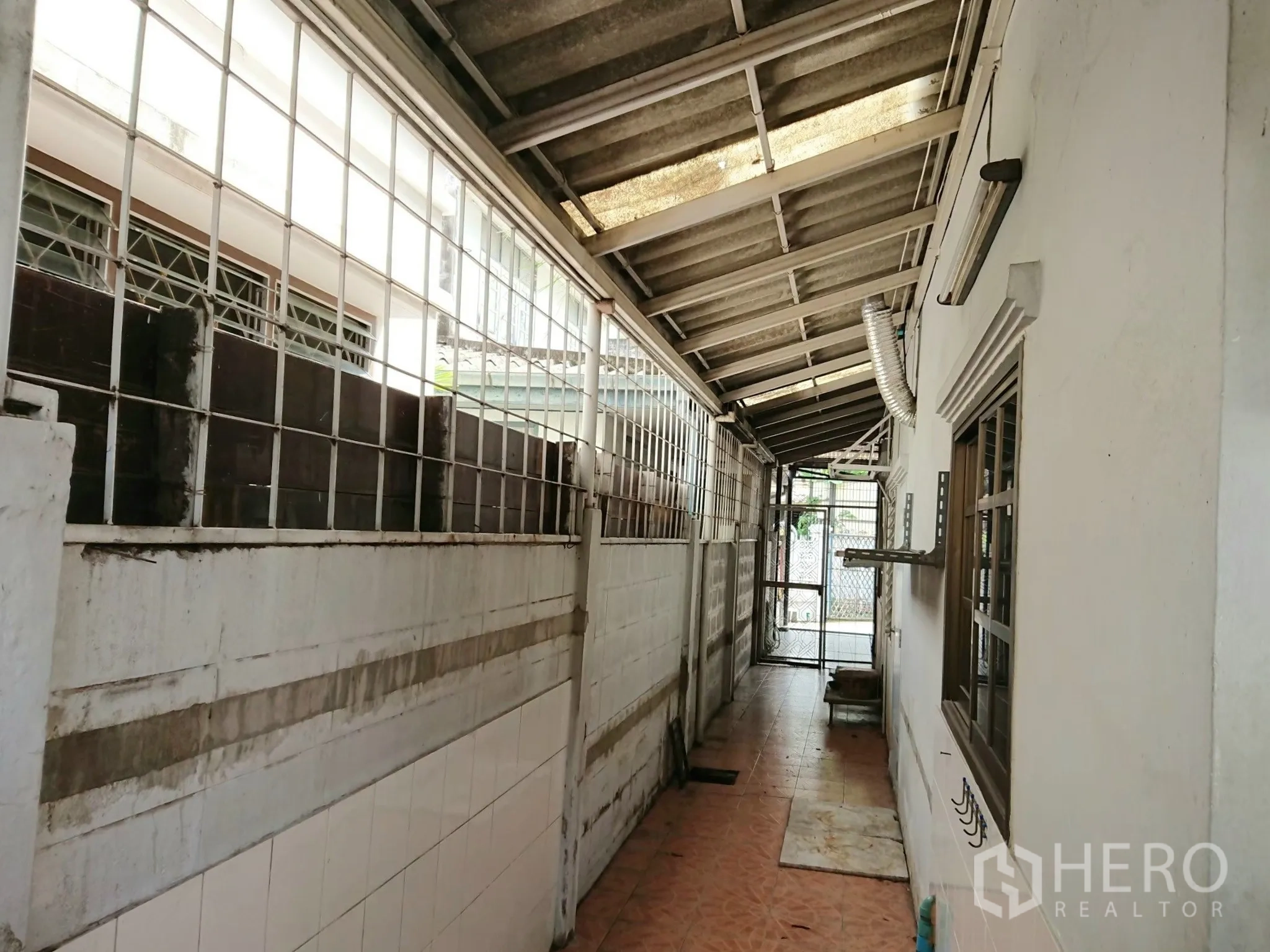 บ้าน ขายในChatuchak, Bangkok - โถงทางเดินบริการด้านข้าง หลังคากันฝนและเหล็กดัด
