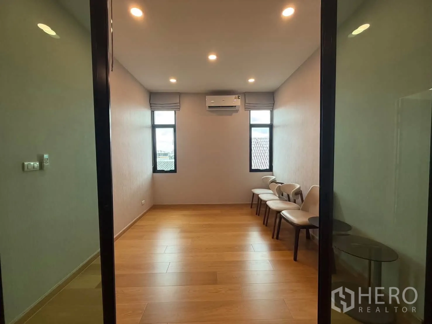 独栋房屋 for rent in Suan Luang, Bangkok - 狭长多功能房配空调与排排座椅。