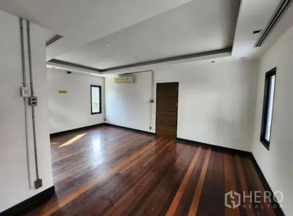 带办公室的家 出租在Lat Phrao, Bangkok - 宽敞办公房，抛光木地板、白色墙面与筒灯，旁有通道门。